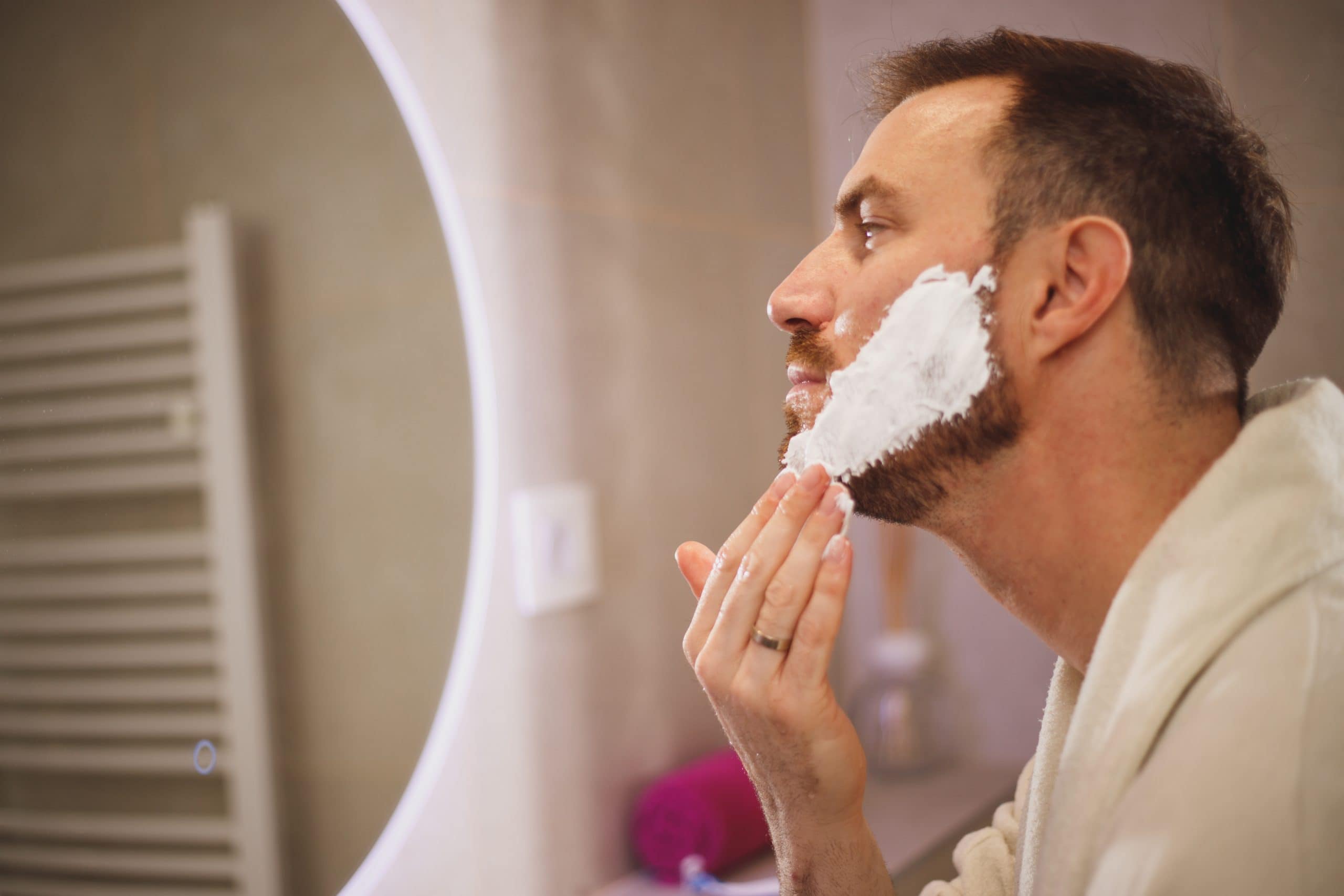 Jak pielęgnować skórę twarzy po goleniu?