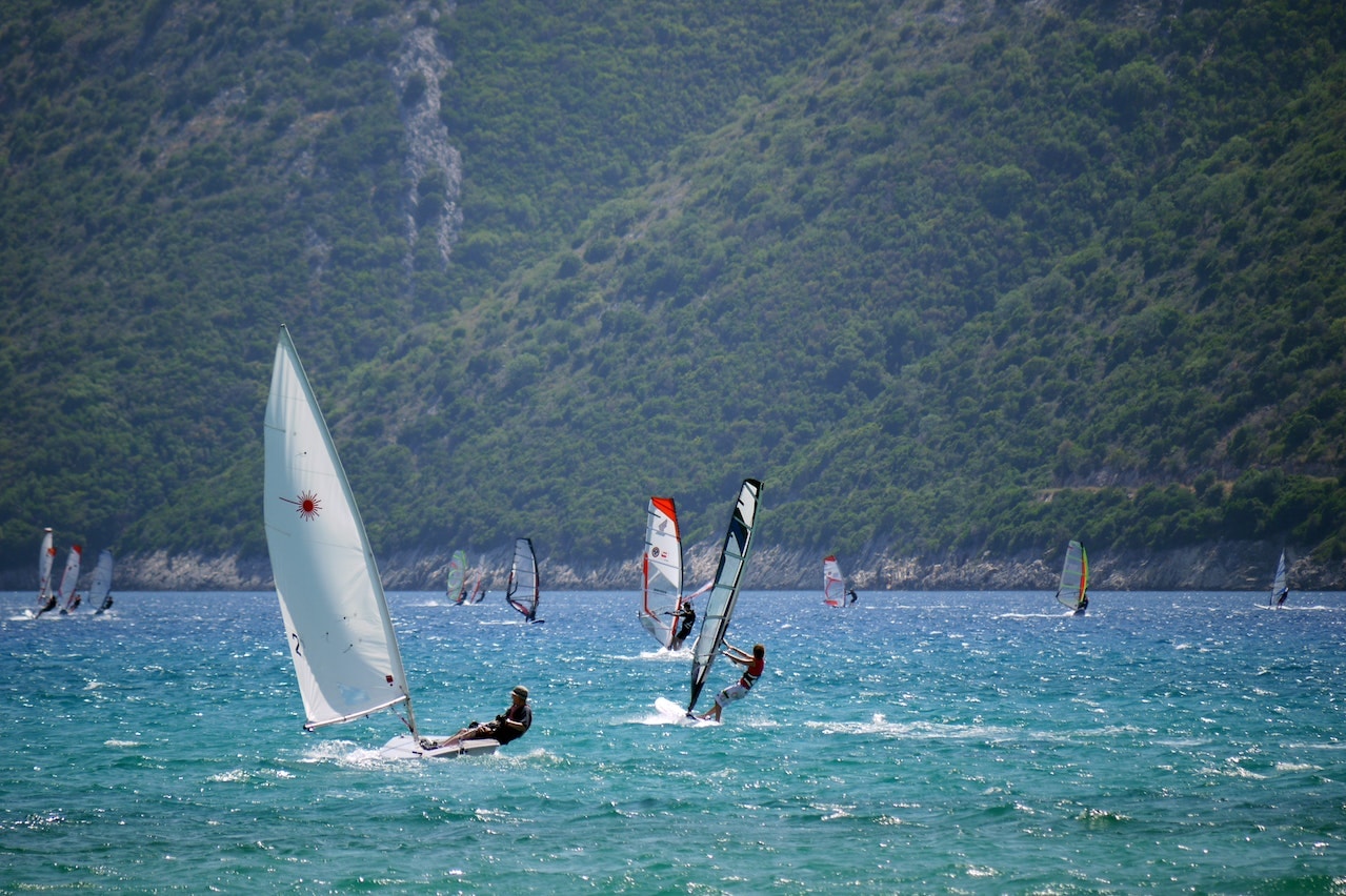 Windsurfing – sport łączący siłę wiatru i wody