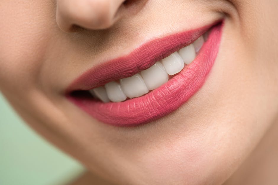 Dlaczego warto zdecydować się na wybielanie zębów u dentysty?