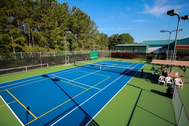 Jakie są kluczowe aspekty do rozważenia podczas wyboru nawierzchni dla twojego obiektu tenisowego?