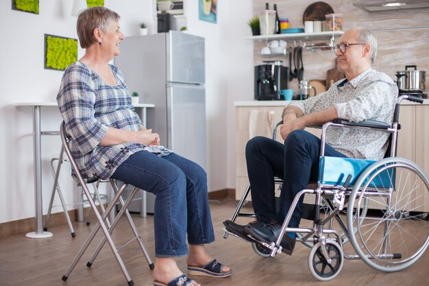 Jak akcesoria dla seniorów i osób niepełnosprawnych mogą ułatwić codzienne życie?