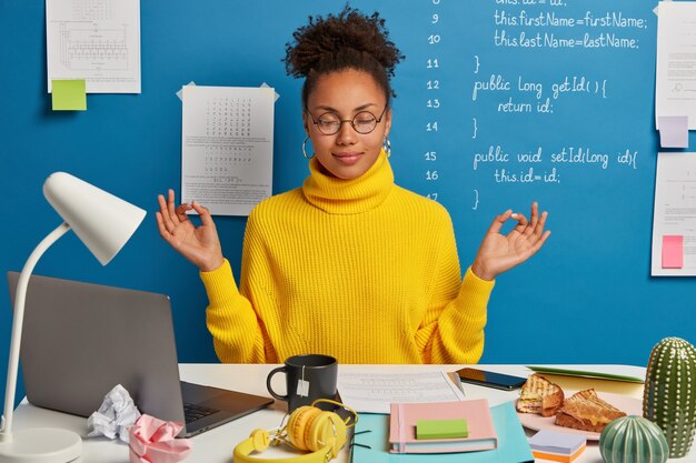 Jak mindfulness może pomóc w rozwoju kariery